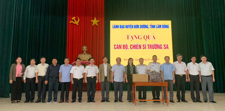 Huyện ủy Đơn Dương thăm và tặng quà Vùng 4 Hải quân