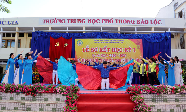 Trường THPT Bảo Lộc đón nhận Cờ thi đua của UBND tỉnh Lâm Đồng