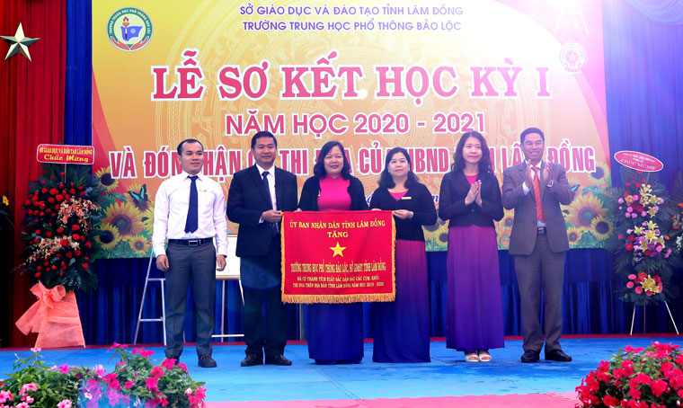 Tập thể trường THPT Bảo Lộc đón nhận Cờ thi đua của UBND tỉnh Lâm Đồng trao tặng