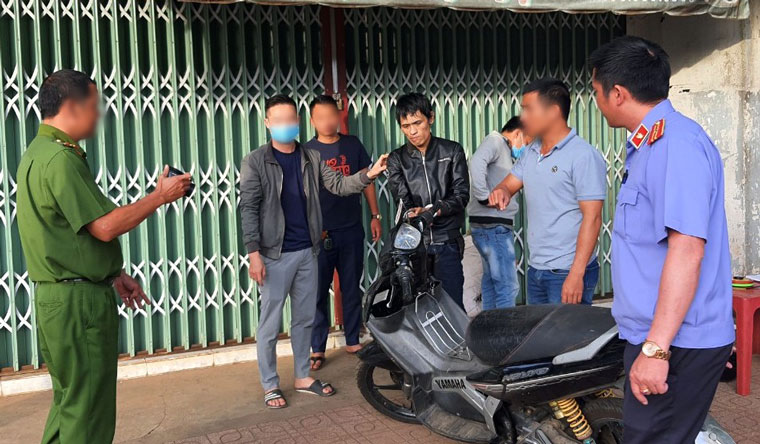Nguyễn Phi Long (người mặc áo khoác da màu đen) bị công an bắt quả tang khi đang tàng trữ trái phép chất ma túy
