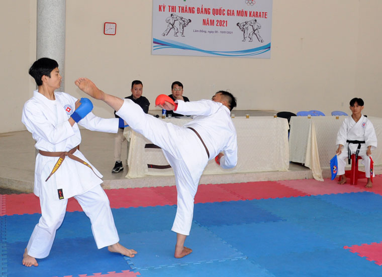 Hơn 50 võ sinh Karate thi thăng đẳng Quốc gia