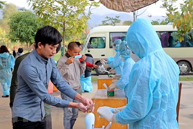 Công dân Việt Nam nhập cảnh rửa tay sát khuẩn tại khu cách ly tập trung