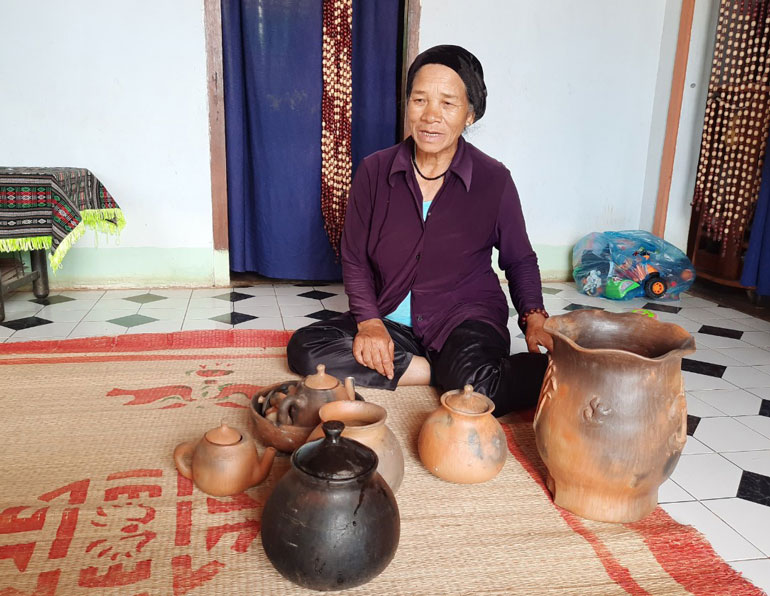 Nghệ nhân Ma Li giới thiệu các sản phẩm gốm mộc Chu Ru.