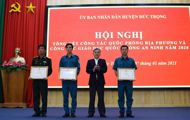 Đồng chí Nguyễn Văn Cường - Phó Bí thư Huyện ủy, Chủ tịch UBND huyện trao giấy khen của UBND huyện cho đại diện các tập thể.
