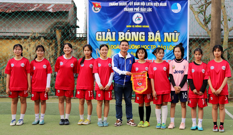 Đội trường THPT Nguyễn Du xuất sắc giành ngôi vô địch tại giải đấu