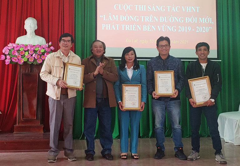 Trao 39 giải thưởng cuộc thi sáng tác văn học nghệ thuật &quot;Lâm Đồng trên đường đổi mới, phát triển bền vững&quot;