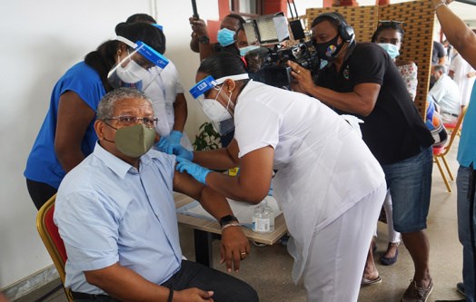 Tổng thống Seychelles Wavel Ramkalawan tiêm vắcxin ngừa COVID-19.