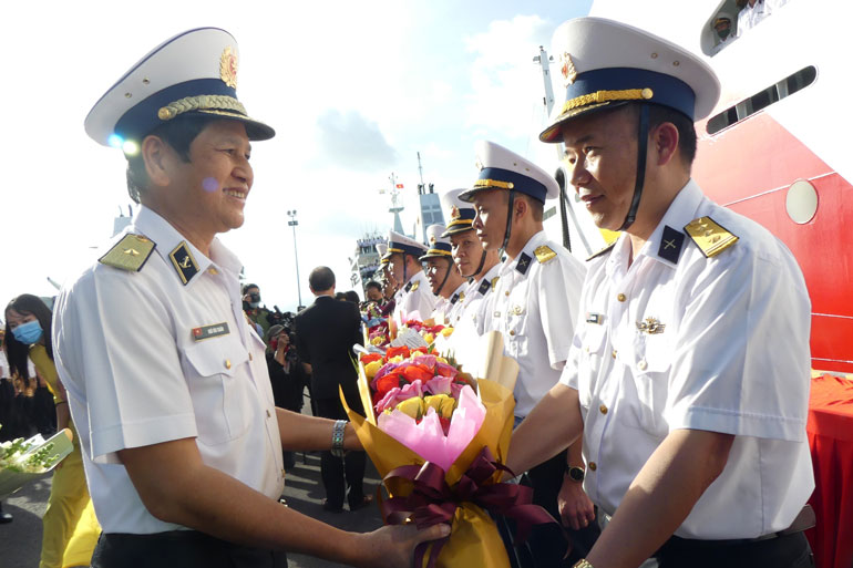 Chuẩn Đô đốc Ngô Văn Thuân - Bí thư Đảng ủy, Chính ủy Vùng 4 tặng hoa và dặn dò đoàn công tác trước lúc lên đường