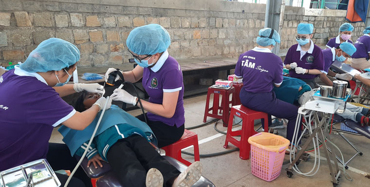 Khám chữa răng cho trẻ em đường phố