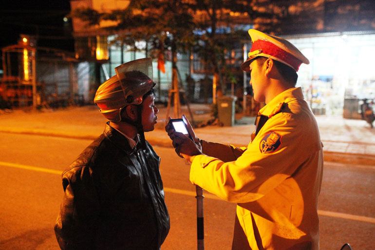 Công an giao thông huyện Đam Rông tăng cường kiểm tra vi phạm nồng độ cồn đối với người điều khiển phương tiện giao thông.