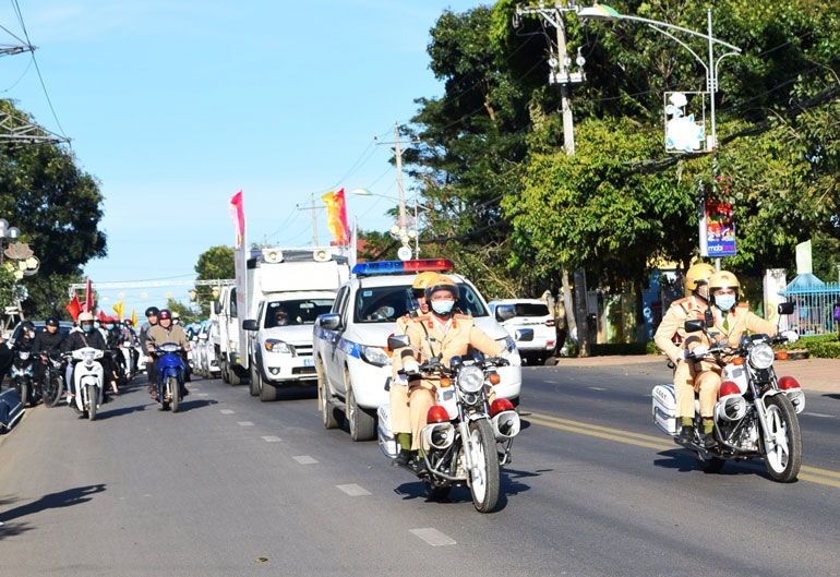 Đông đảo đoàn viên thanh niên, cán bộ công chức của huyện diễu hành trên các tuyến đường nhằm tuyên truyền nâng cao ý thức chấp hành luật an toàn toàn giao thông của người dân