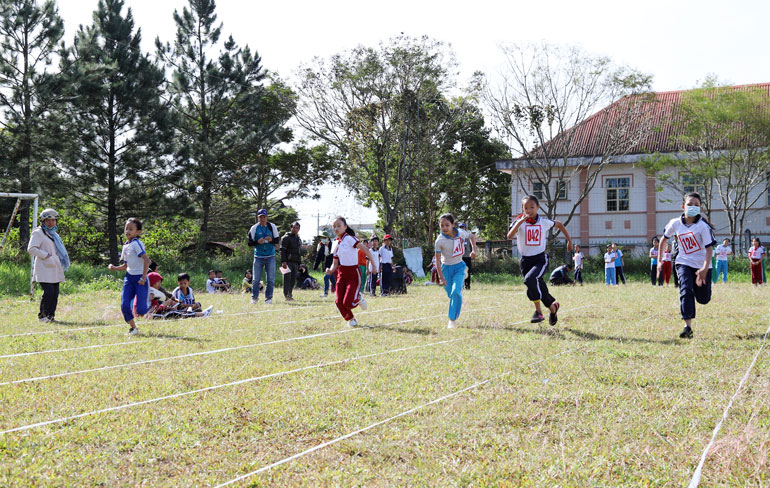 Học sinh tiểu học tham gia tranh tài môn thi chạy 60 m nữ