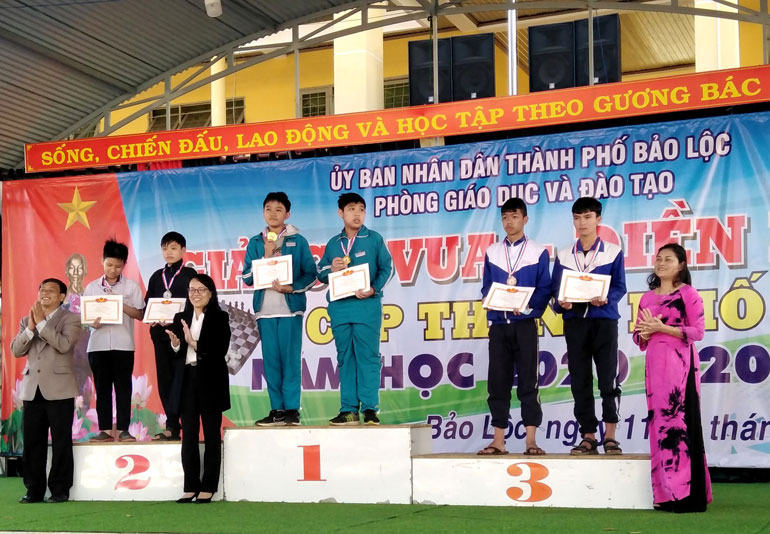 Trao huy chương và giấy khen cho các VĐV đạt thành tích xuất sắc nội dung đồng đội môn cờ vua