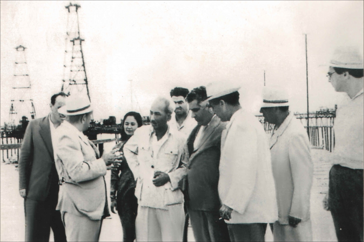Bác Hồ thăm mỏ dầu ở sát bờ biển Baku (ảnh do Đại sứ quán Azerbaijan cung cấp).