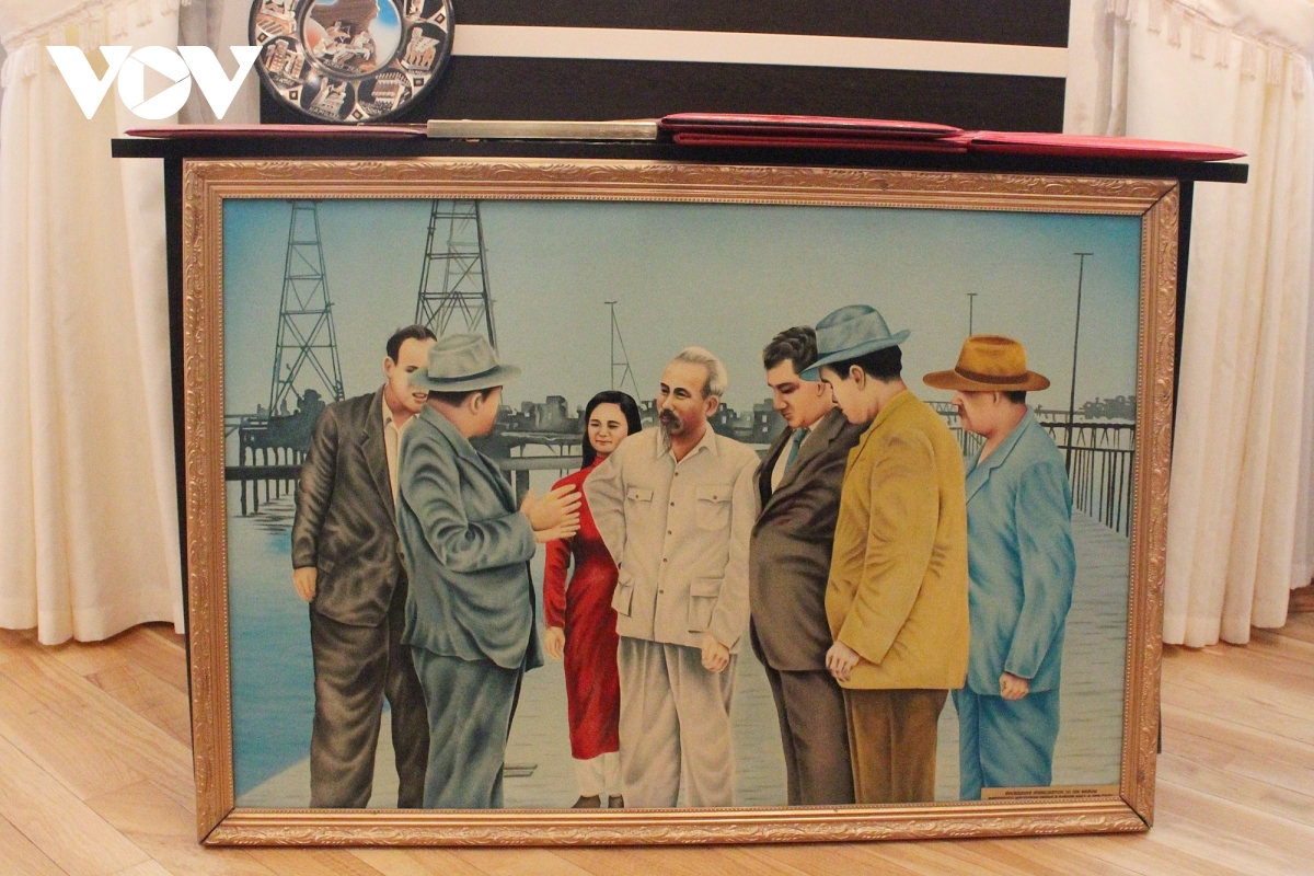 Bức tranh màu về Chủ tịch Hồ Chí Minh thăm mỏ dầu Azerbaijan. 