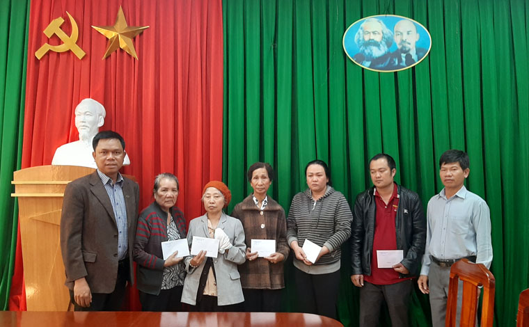 Lãnh đạo Ủy ban MTTQ Việt Nam huyện Di Linh trao tiền hỗ trợ của Ủy ban MTTQ Việt Nam tỉnh cho các gia đình bị hỏa hoạn
