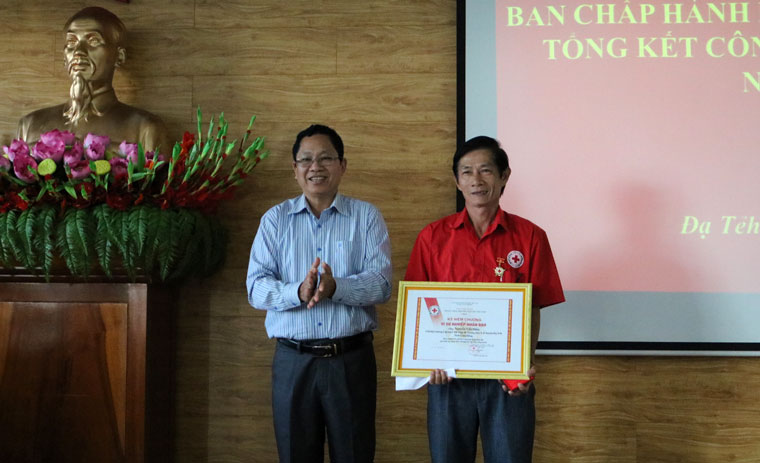 Trao kỉ niệm chương của Trung ương Hội Chữ thập đỏ Việt Nam cho 1 cá nhân đã có thành tích xuất sắc trong hoạt động nhân đạo, góp phần xây dựng Hội Chữ thập đỏ Việt Nam vững mạnh