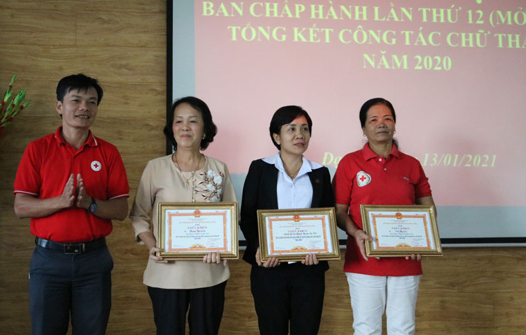 Các cá nhân, tập thể được trao tặng bằng khen, giấy khen có thành tích xuất sắc trong công tác Hội và phong trào Chữ thập đỏ năm 2020