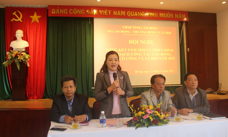 Đồng chí Lê Thị Thêu – Giám đốc Sở Lao động Thương binh và Xã hội tỉnh, phát biểu tại hội nghị