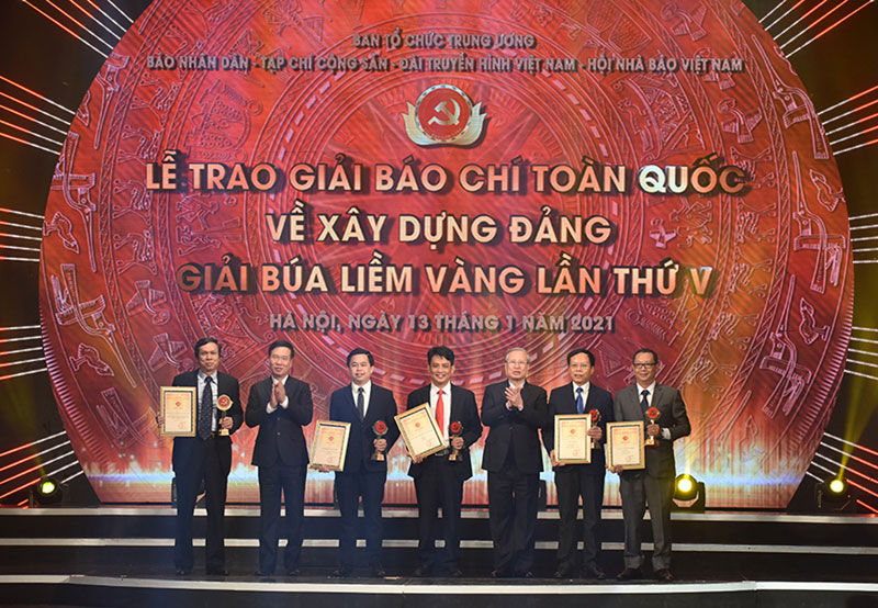 Thường trực Ban Bí thư Trần Quốc Vượng và Trưởng Ban Tuyên giáo Trung ương Võ Văn Thưởng trao Giải A cho các tác giả và đại diện cho nhóm tác giả đoạt giải.