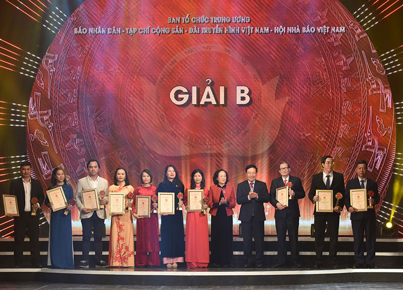 Đồng chí Trương Thị Mai và đồng chí Phạm Bình Minh trao giải B cho tác giả, nhóm tác giả đoạt giải.