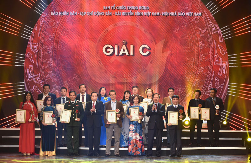 Đồng chí Nguyễn Văn Bình và đồng chí Trần Thanh Mẫn trao giải C cho tác giả, nhóm tác giả đoạt giải.
