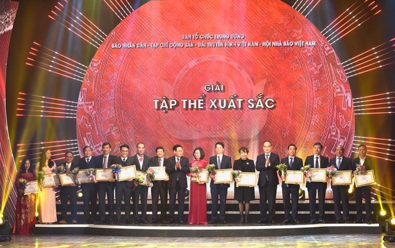Đồng chí Vương Đình Huệ và Nguyễn Thiện Nhân trao Giải Tập thể xuất sắc cho tác giả, nhóm tác giả đoạt giải.