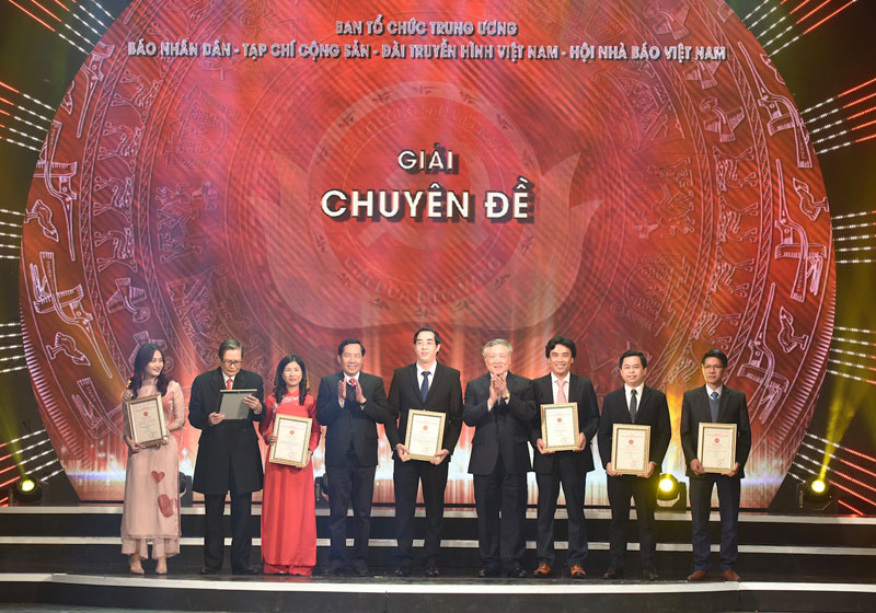 Đồng chí Nguyễn Hòa Bình và đồng chí Thuận Hữu trao Giải Chuyên đề cho tác giả, nhóm tác giả đoạt giải. 