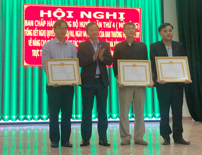 Đồng chí Nguyễn Văn Lộc - Bí thư Huyện ủy Đam Rông tặng giấy khen cho ba tập thể có thành tích xuất sắc trong thực hiện Nghị quyết số 03.