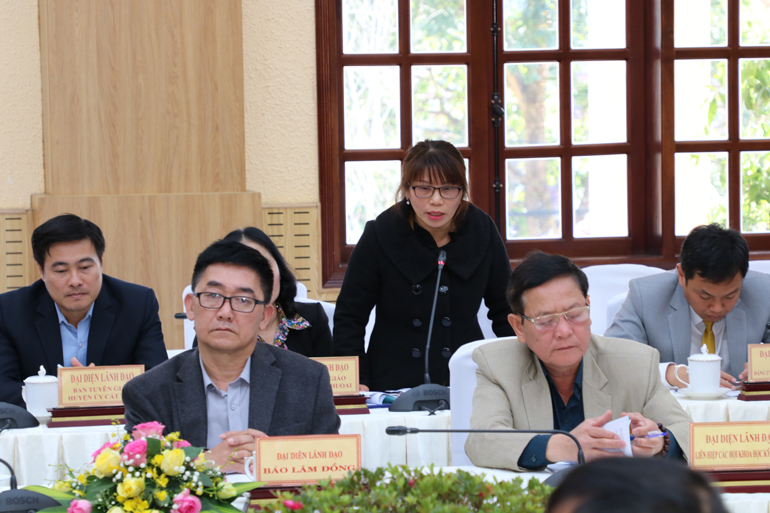 Đại diện Ban Tuyên giáo Lạc Dương trình bày ý kiến về công tác bồi dưỡng chính trị cấp huyện