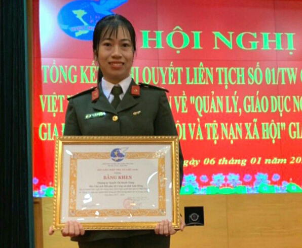 Thượng úy Nguyễn Thị Huyền Trang - Phó Chủ tịch Hội Phụ nữ Công an tỉnh nhận bằng khen của Hội LHPN Việt Nam.