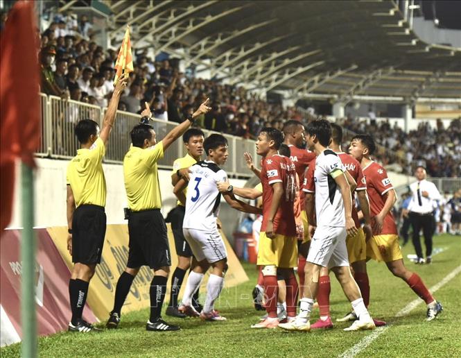 Các cầu thủ Hồng Lĩnh Hà Tĩnh khiếu nại quyết định từ chối bàn thắng của trợ lý trọng tài ở trận đấu với Hoàng Anh Gia Lai (áo trắng), tại Pleiku, chiều 6/7/2020, trong khuôn khổ vòng 8 V.League 2020. 