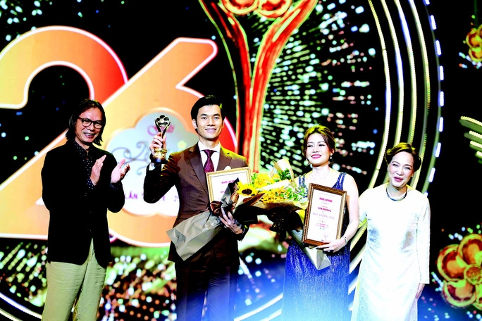 Đạo diễn Trần Lực và NSND Lê Khanh trao giải Nam - Nữ diễn viên phim cho Nhan Phúc Vinh và Văn Phượng