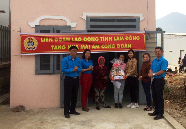 Đại diện LĐLĐ tỉnh Lâm Đồng và LĐLĐ TP Bảo Lộc trao tặng Mái ấm Công đoàn cho chị Ka Bặt