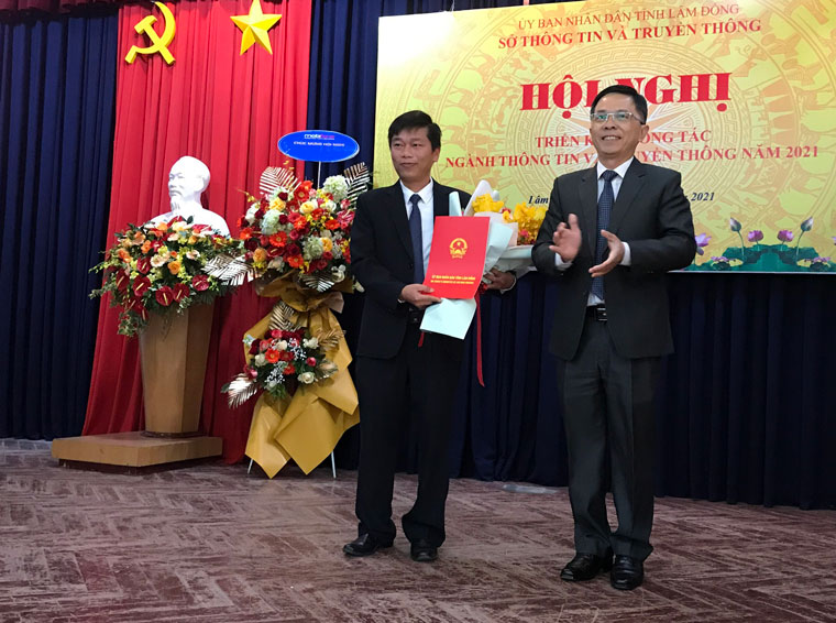 Phó Chủ tịch UBND tỉnh Đặng Trí Dũng trao Quyết định của Chủ tịch UBND tỉnh cho Quyền GĐ Sở TT&TT Huỳnh Minh Hải