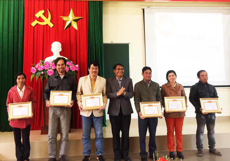 Trao giấy khen của Ủy ban MTTQ Việt Nam huyện Lạc Dương cho các tập thể