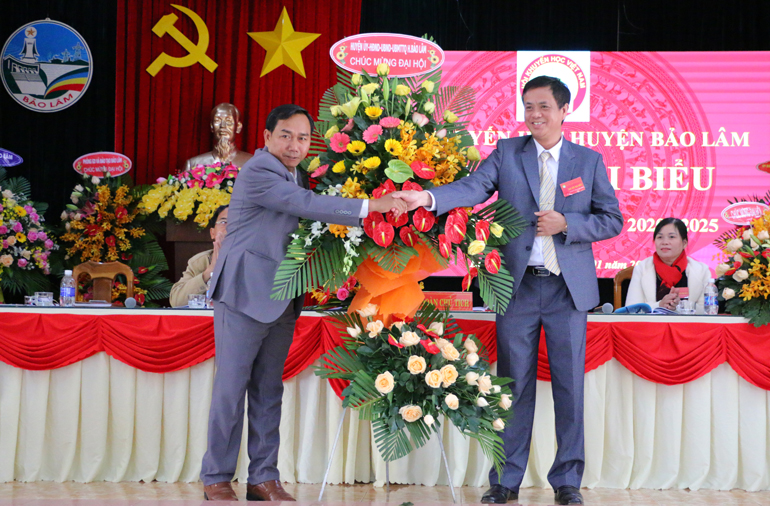 Lãnh đạo Huyện ủy Bảo Lâm tặng hoa chúc mừng Đại hội