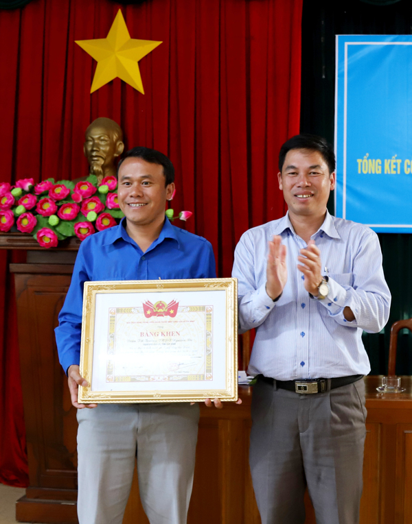 Đoàn Trường THPT Nguyễn Du đón nhận bằng khen của Trung ương Đoàn