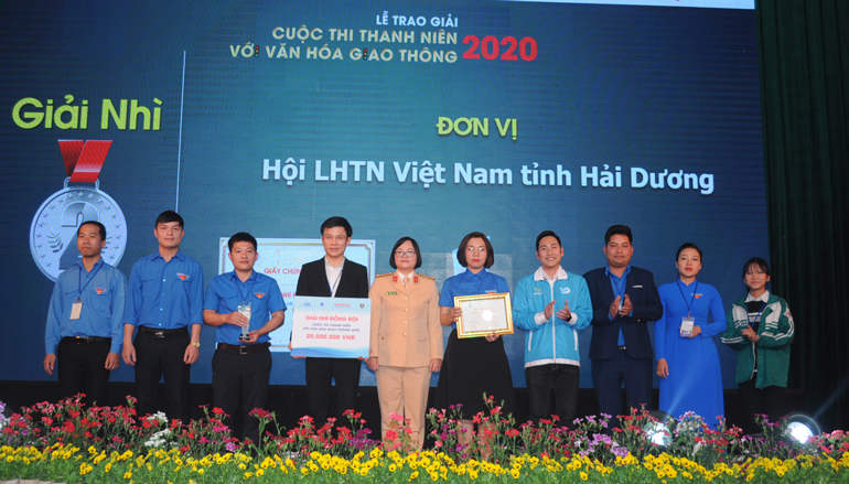 Trao giải nhì cho đội thi đến từ Hội LHTN Việt Nam tỉnh Hải Dương