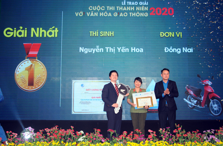 Trao giải nhất cho thí sinh thí sinh Nguyễn Thị Yến Hoa đến từ Đồng Nai
