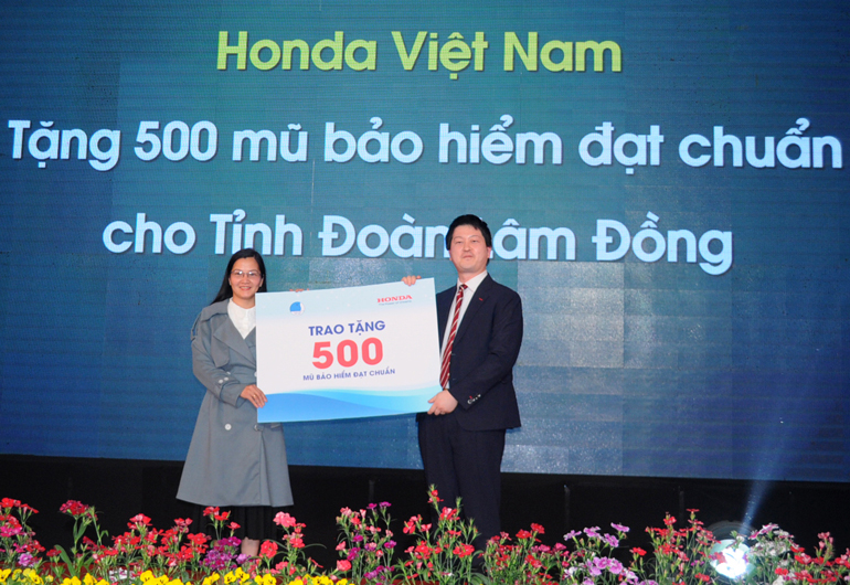 Công ty Honda Việt Nam tặng 500 mũ bảo hiểm đạt chuẩn cho Tỉnh Đoàn Lâm Đồng