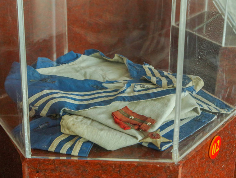 Tấm áo, đôi dép của các chiến sĩ được lưu giữ lại tại bảo tàng
