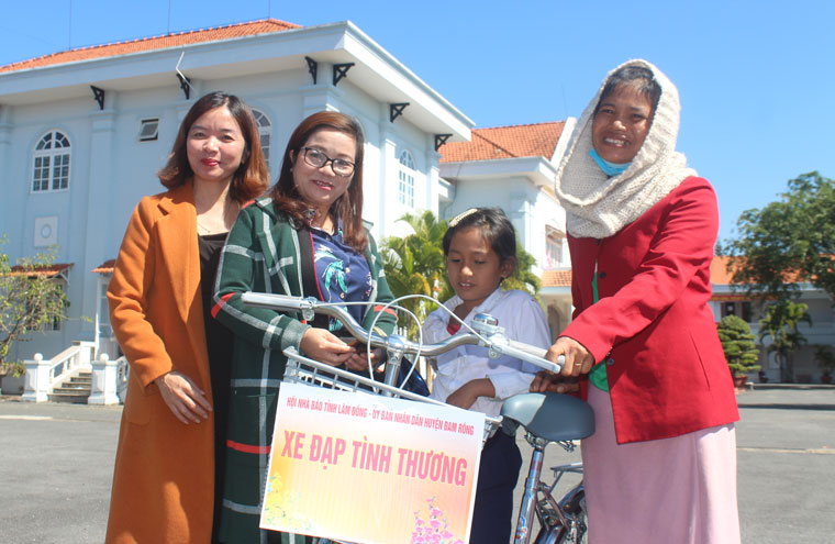Niềm vui của học sinh huyện Đam Rông khi nhận được xe đạp mới