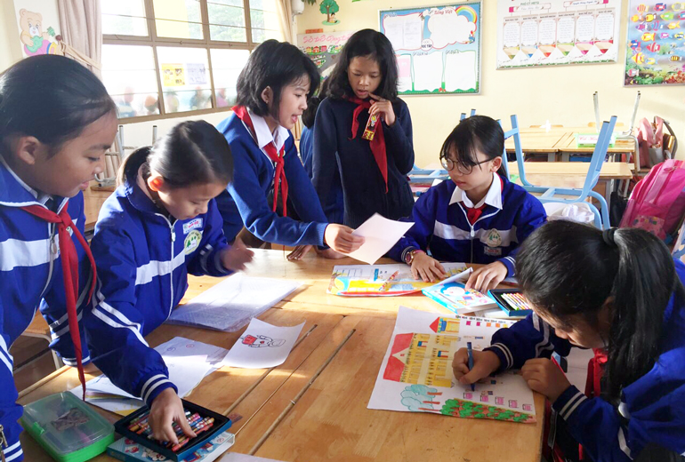 Học sinh Trường Tiểu học Nam Hồ thảo luận bài trước giờ học