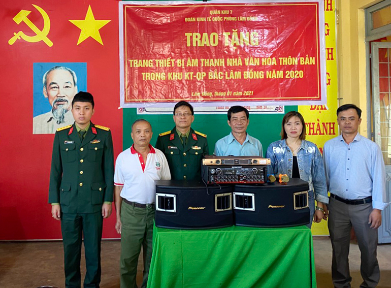 Đoàn Kinh tế Quốc phòng Lâm Đồng trao tặng bộ thiết bị âm thanh tại các thôn đặc biệt khó khăn