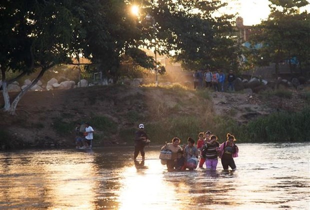 Người di cư vượt sông Suchiate từ Tecun Uman, Guatemala sang Mexico. 
