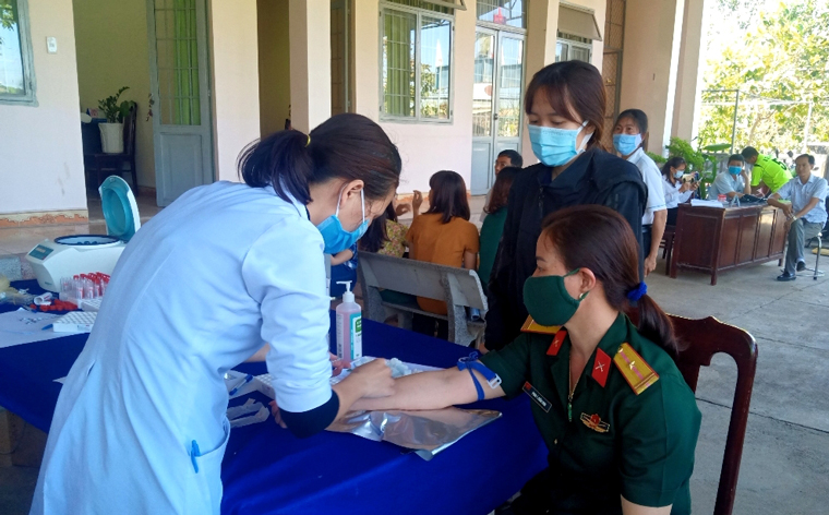 Cán bộ, chiến sĩ trên địa bàn huyện Đạ Huoai đến đăng ký hiến máu tình nguyện