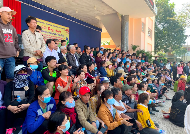 Khán giả cổ vũ cuồng nhiệt tại trấn chung kết giữa 2 đội thị trấn Đạ Tẻh và Triệu Hải