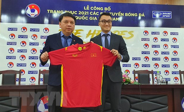 Tổng Thư ký Liên đoàn Bóng đá Việt Nam Lê Hoài Anh (bên trái ảnh) cùng đại diện Tập đoàn Grand sport công bố trang phục năm 2021 các đội tuyển bóng đá quốc gia Việt Nam.