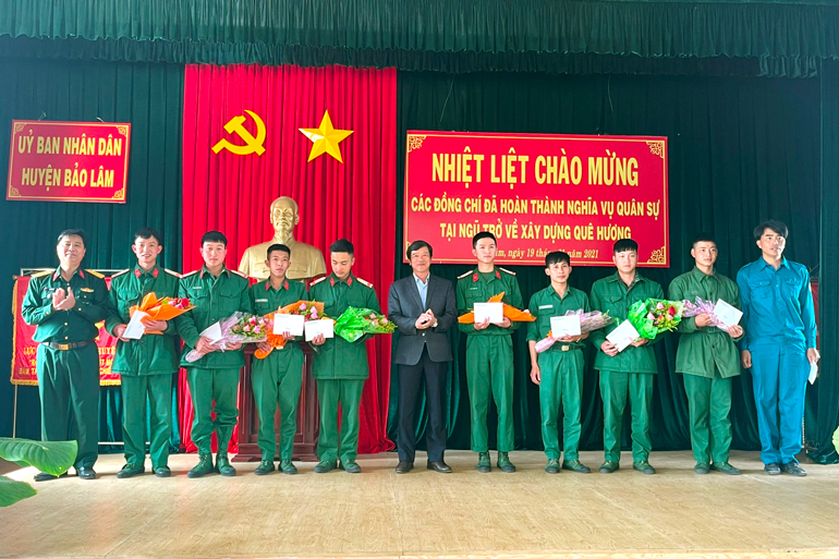 Ông Nguyễn Ngọc Nhi - Chủ tịch UBND huyện Bảo Lâm tặng hoa và quà cho các quân nhân